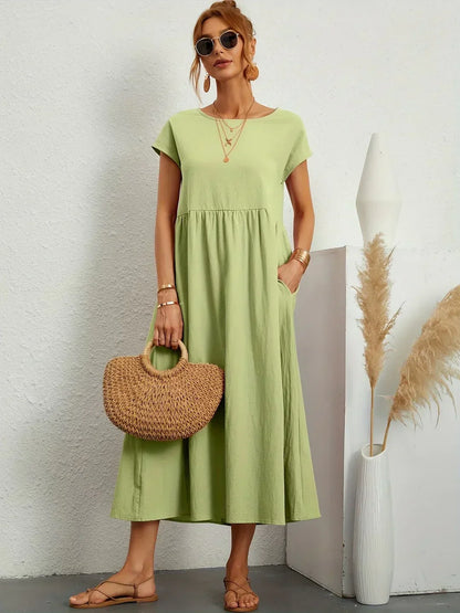Robe midi fluide vert clair, manches courtes, encolure ronde, fronces à la taille