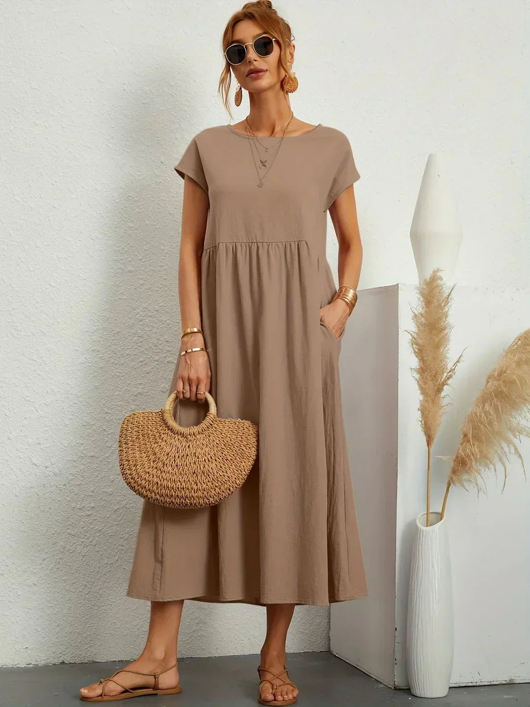 Robe midi fluide beige rosé, manches courtes, encolure ronde, fronces à la taille