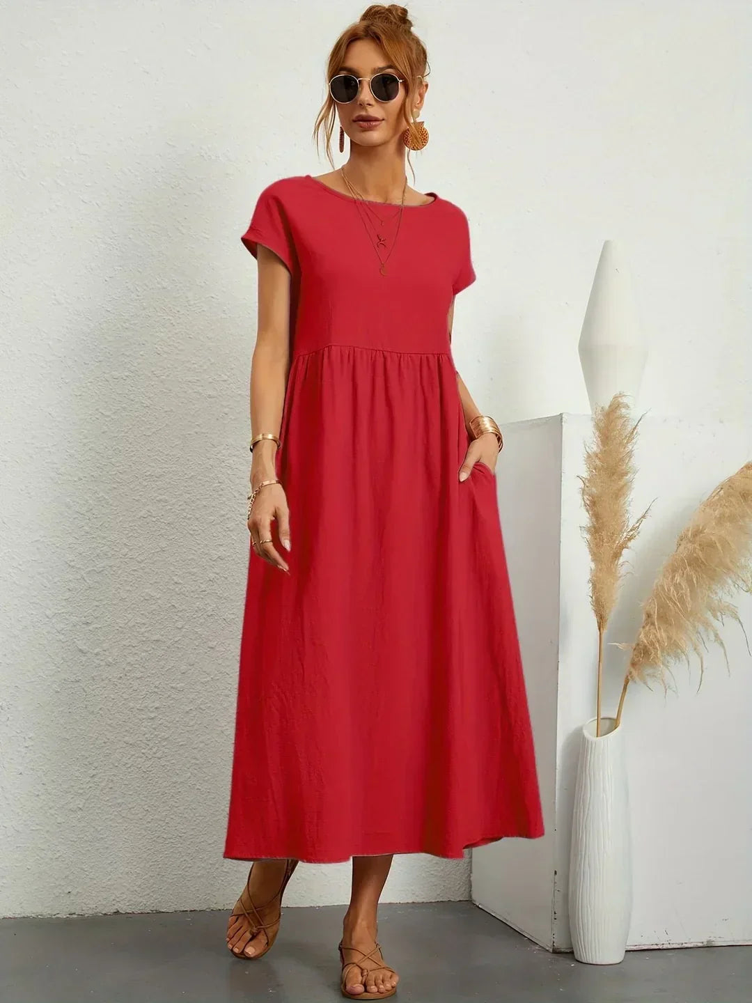 Robe midi fluide rouge, manches courtes, encolure ronde, taille froncée ample.
