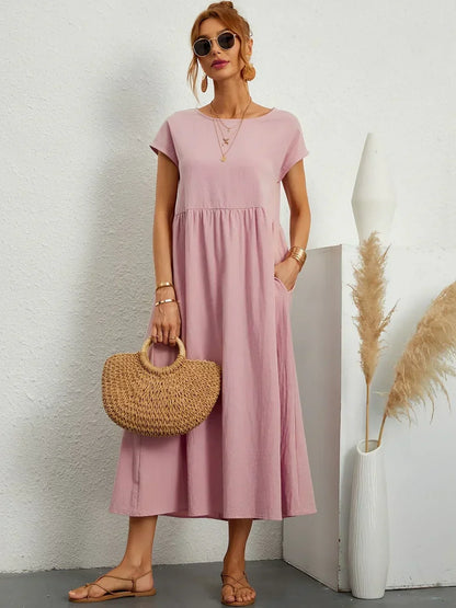 Robe midi fluide rose poudré, manches courtes, encolure ronde, fronces à la taille
