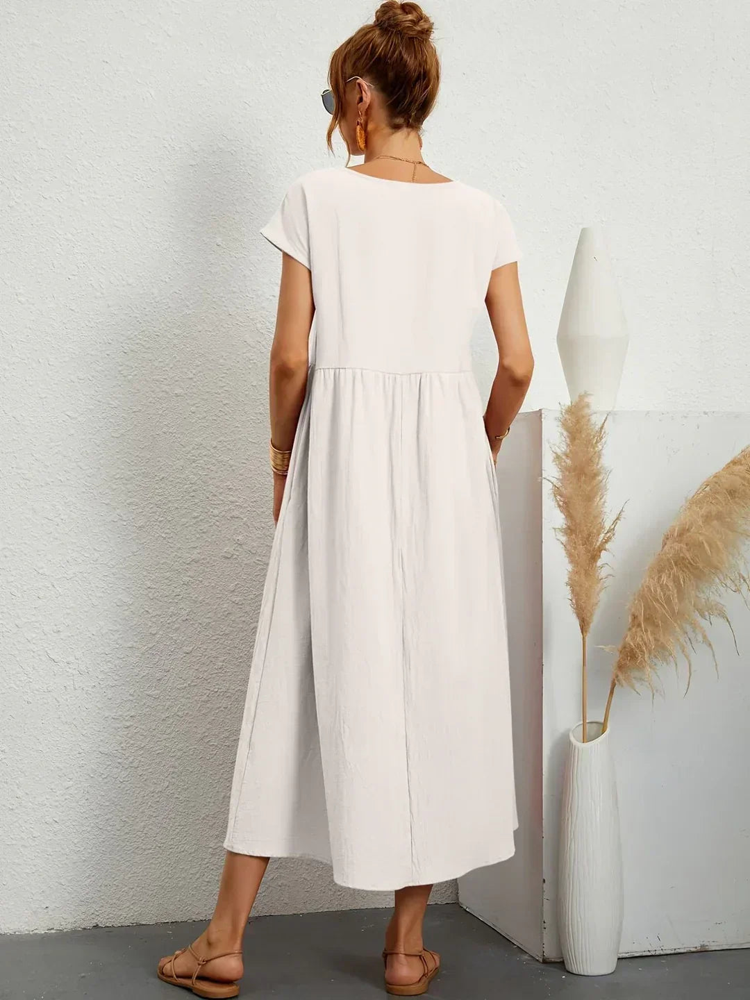 Robe midi fluide blanche, dos uni, manches courtes, fronces à la taille