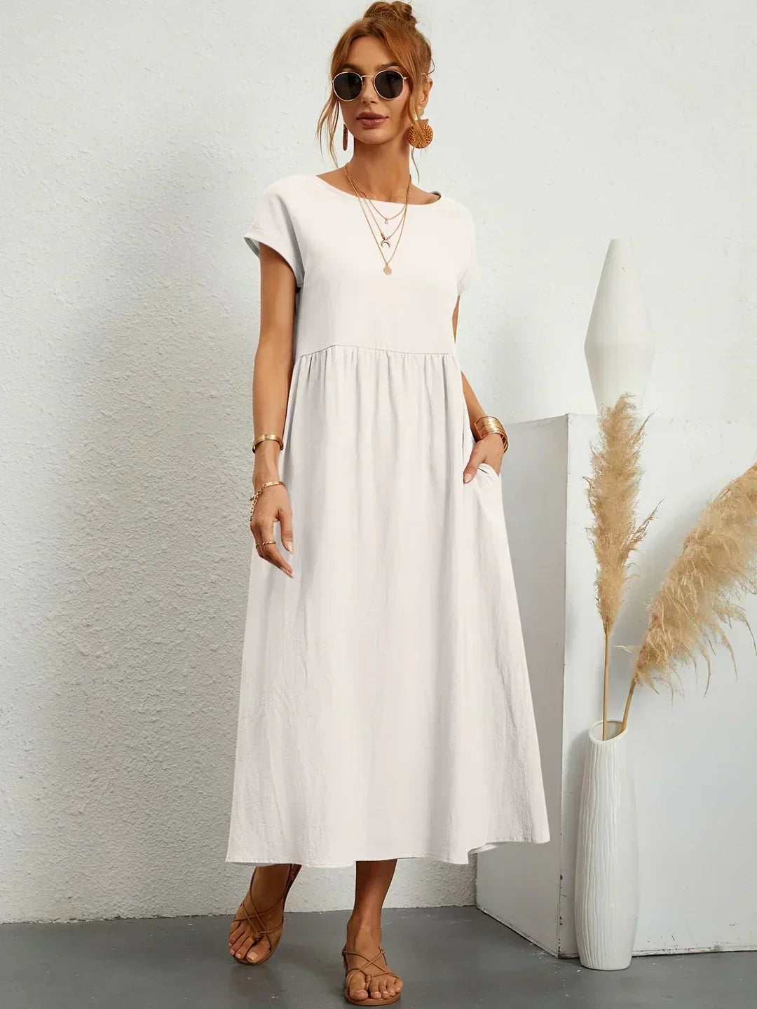 Robe midi fluide Gabrielle™ blanche, manches courtes, encolure ronde, vue de face.