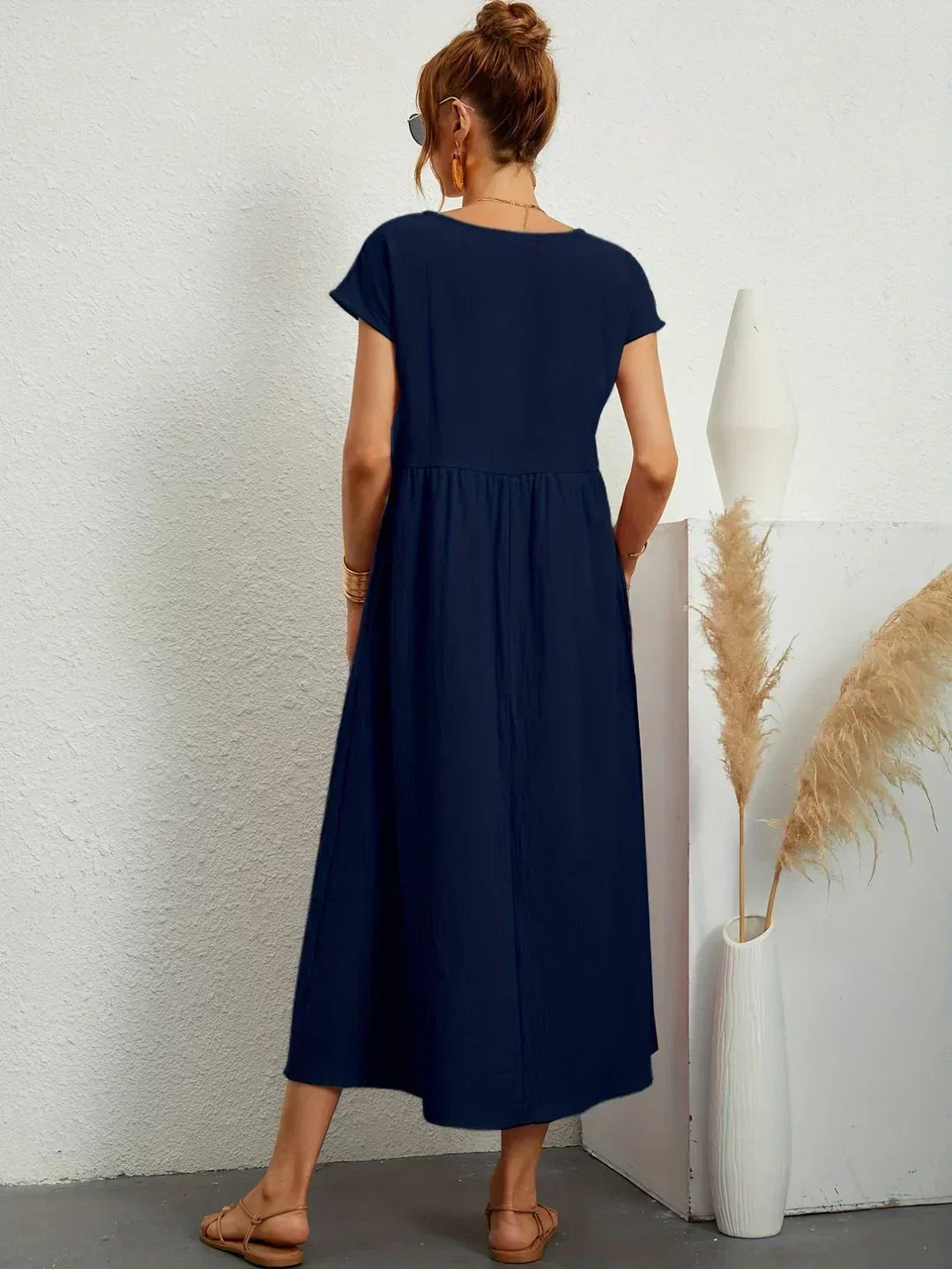 Robe midi fluide bleu marine, dos uni, manches courtes, fronces à la taille