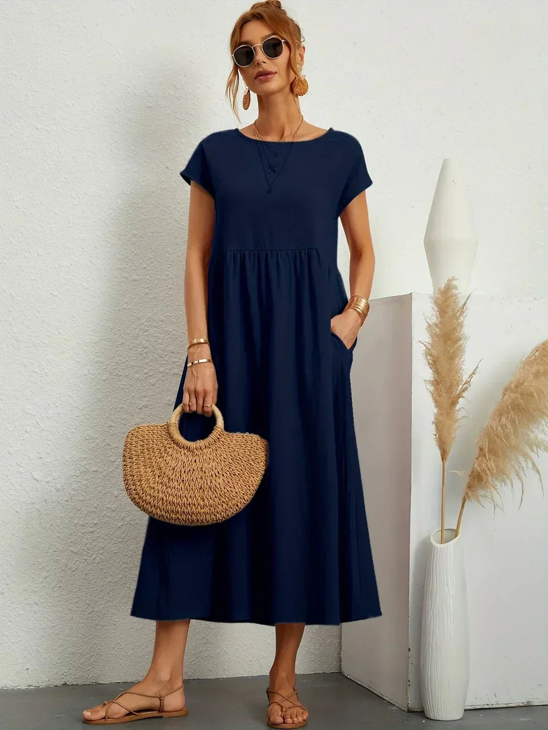 Robe midi fluide bleu marine, manches courtes, encolure ronde, fronces à la taille