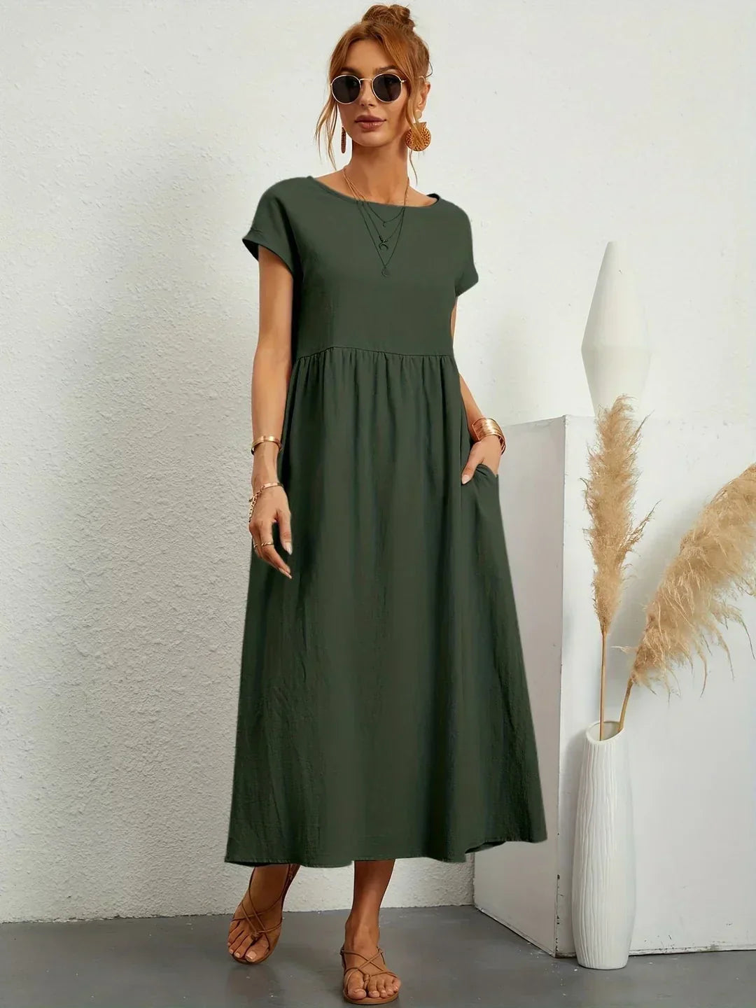 Robe midi fluide vert militaire, manches courtes, encolure ronde, taille froncée ample.