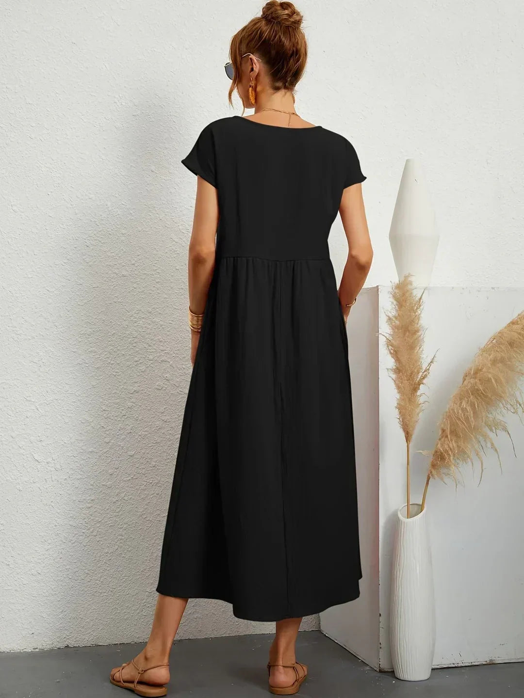 Robe midi fluide Gabrielle™ noire, manches courtes, encolure ronde, vue de dos.