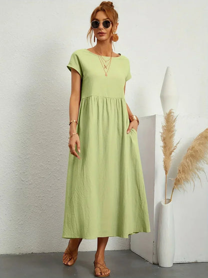 Robe midi fluide vert clair, manches courtes, encolure ronde, taille froncée ample.