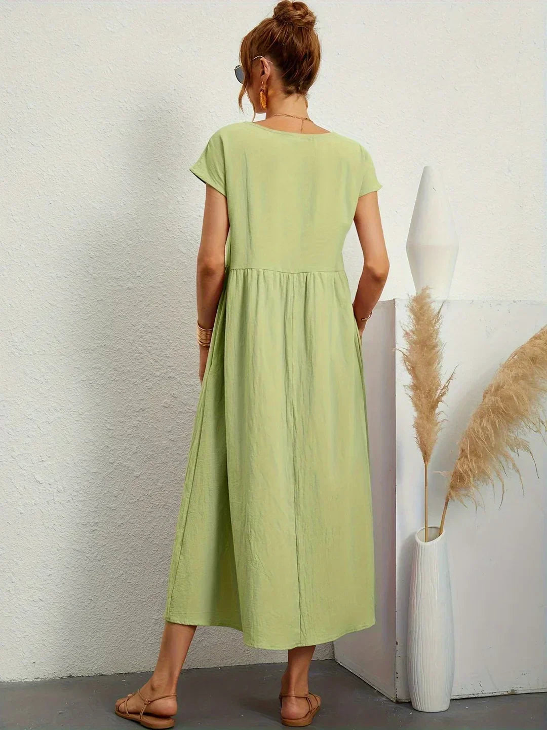 Robe midi fluide Gabrielle™ vert menthe, manches courtes, encolure ronde, vue de dos.