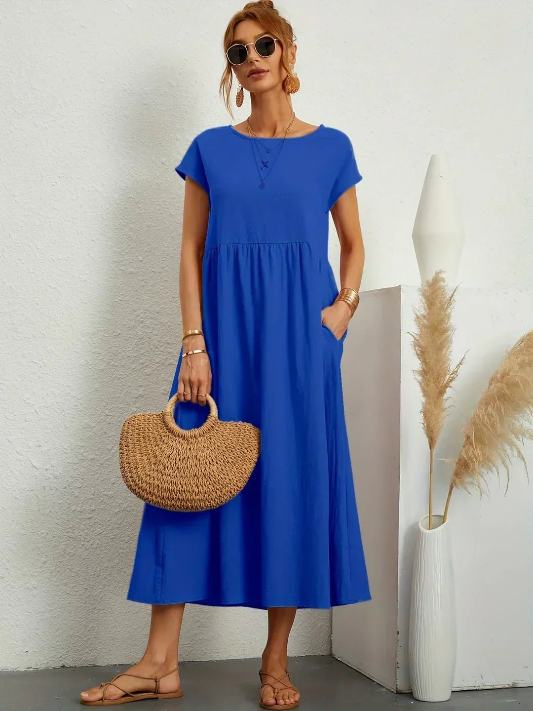 Robe midi fluide Gabrielle™ bleue, manches courtes, encolure ronde, vue de face.