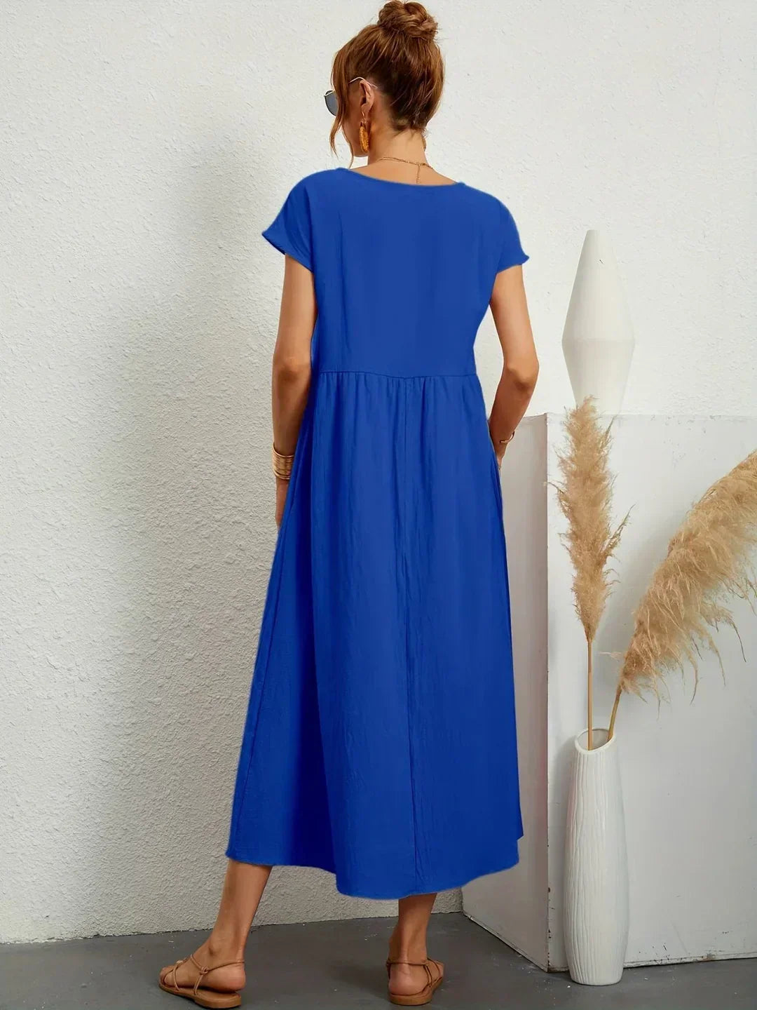 Robe midi fluide Gabrielle™ bleu marine, manches courtes, encolure ronde, vue de dos.