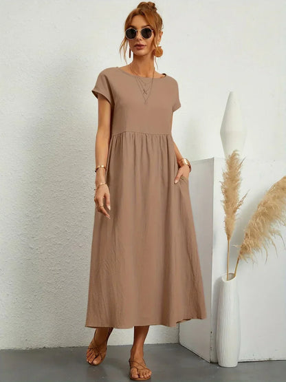 Robe midi fluide beige, manches courtes, encolure ronde, taille froncée ample.