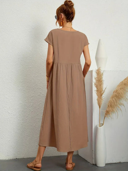 Robe midi fluide Gabrielle™ marron clair, manches courtes, encolure ronde, vue de dos.