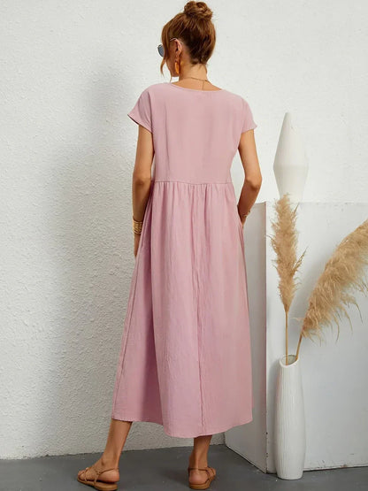 Robe midi fluide Gabrielle™ rose clair, manches courtes, encolure ronde, vue de dos.