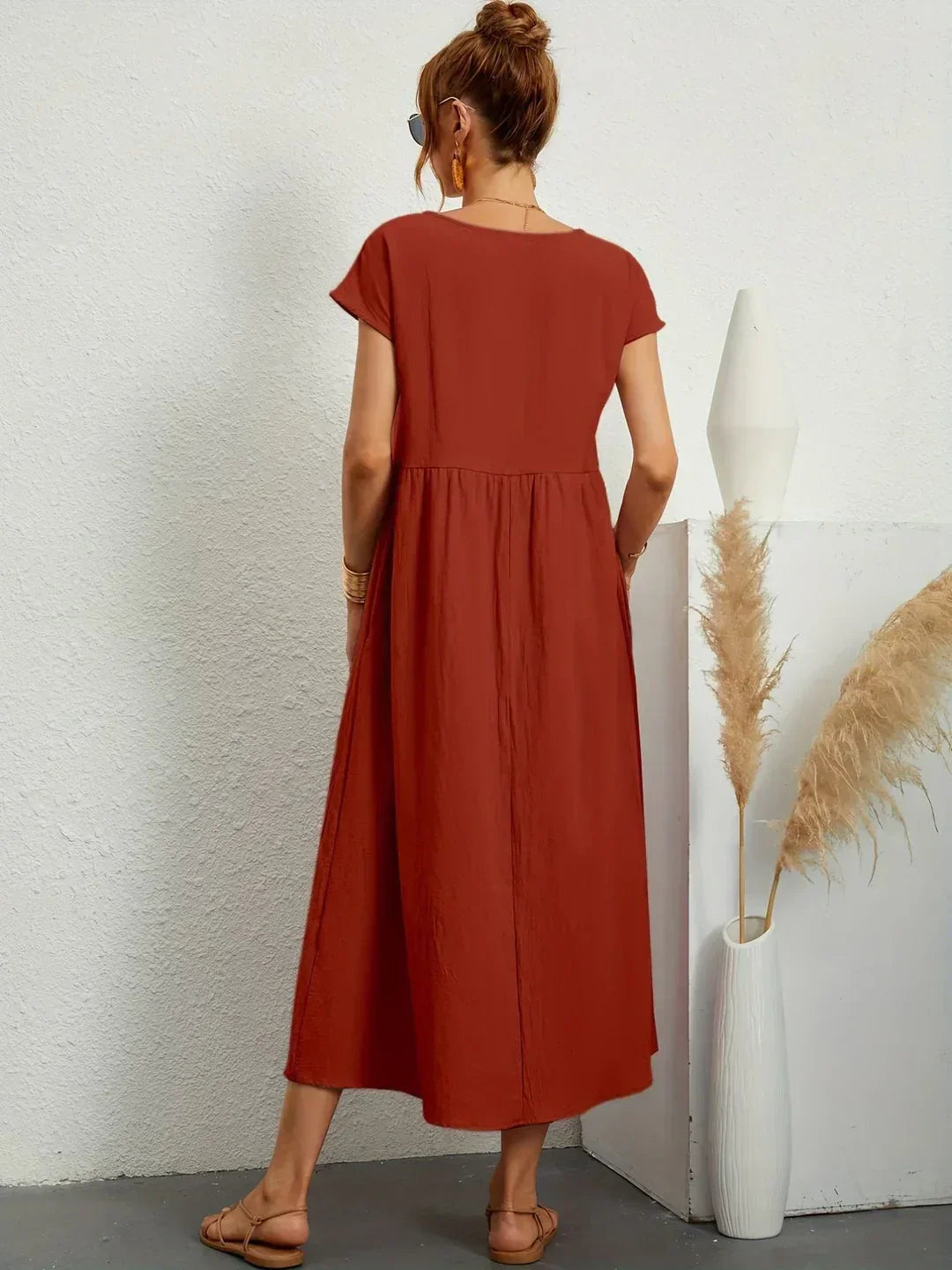 Robe midi fluide Gabrielle™ rouge brique, manches courtes, encolure ronde, vue de dos.