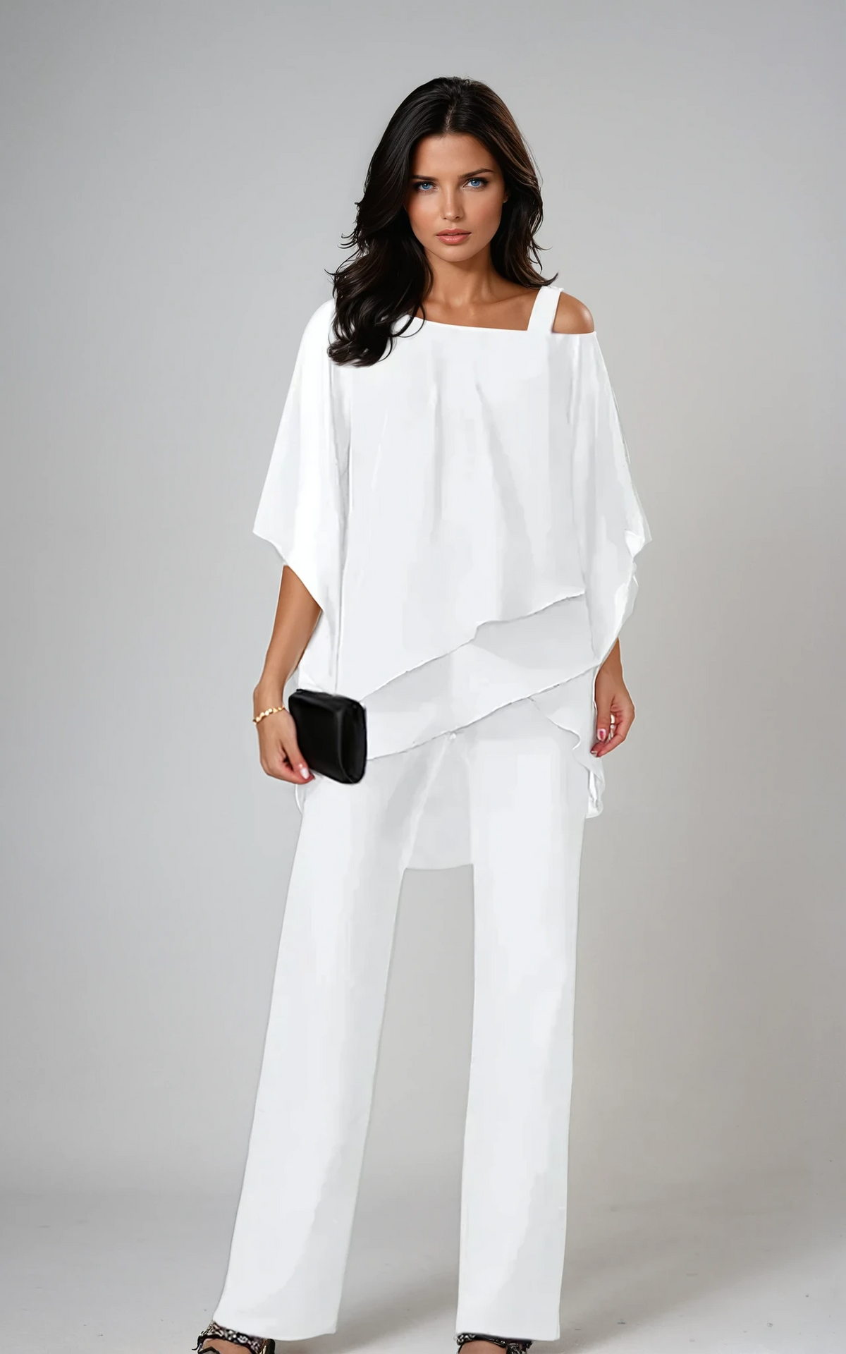 Ensemble deux pièces blanc : haut ample asymétrique à épaules dénudées et pantalon évasé.