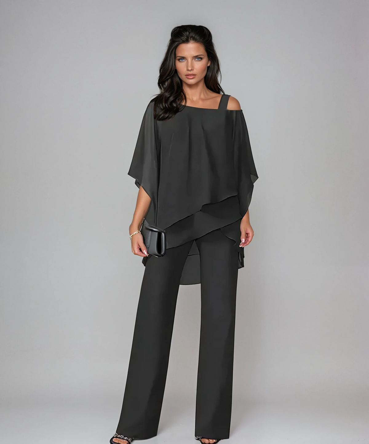 Ensemble deux pièces noir : haut asymétrique à épaules dénudées et pantalon évasé.