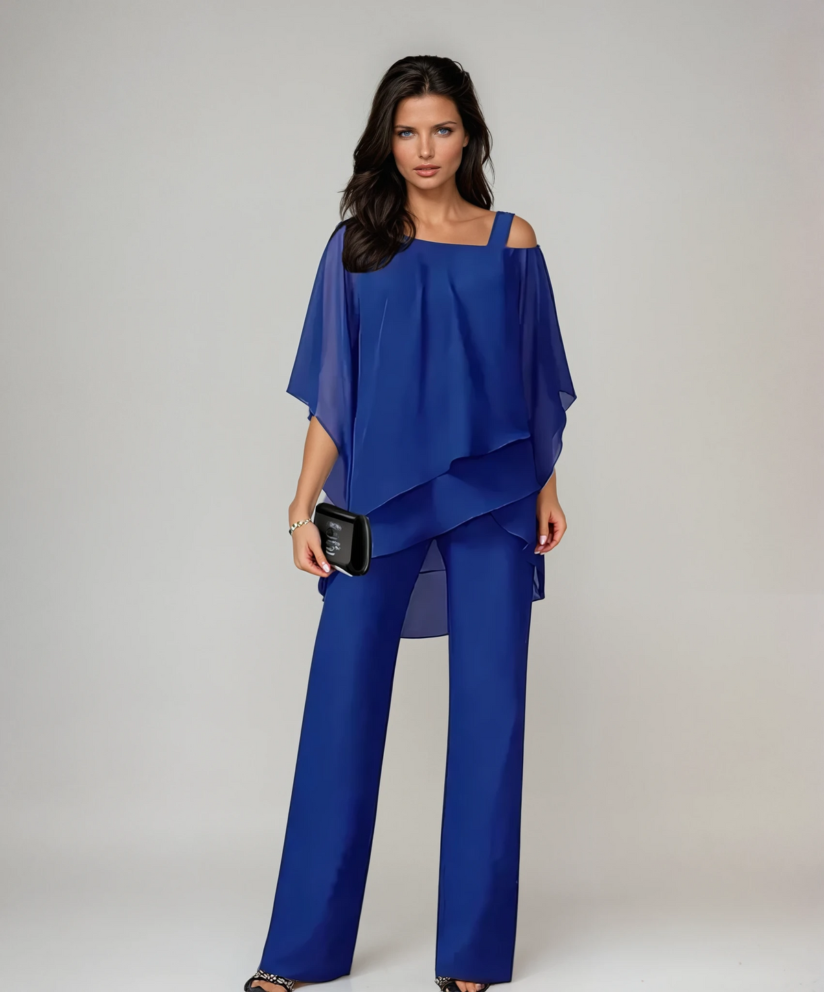Ensemble deux pièces bleu : haut ample asymétrique et pantalon évasé.