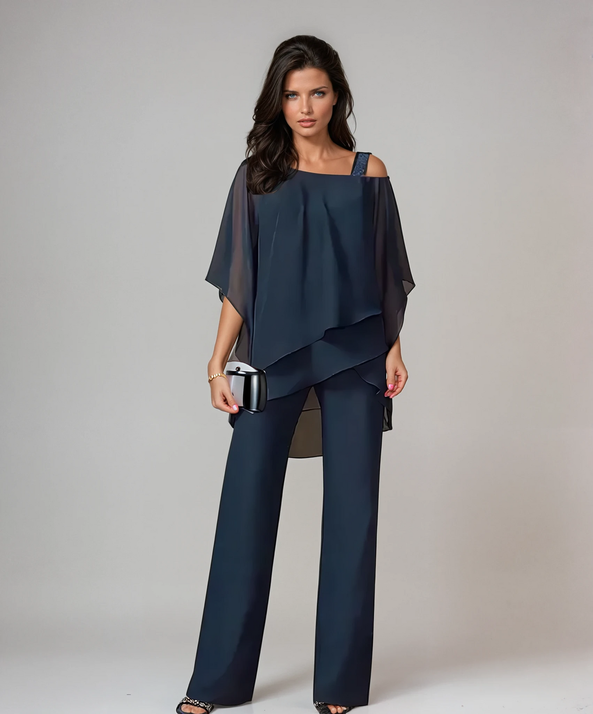 Ensemble deux pièces bleu marine : haut fluide asymétrique et pantalon évasé.
