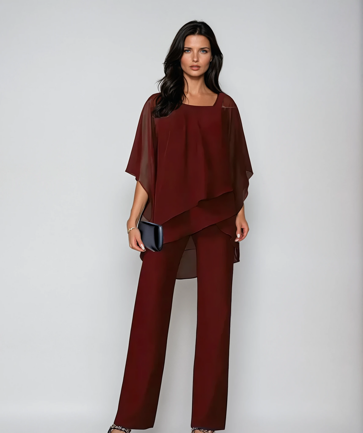 Ensemble deux pièces bordeaux : haut ample asymétrique et pantalon évasé.