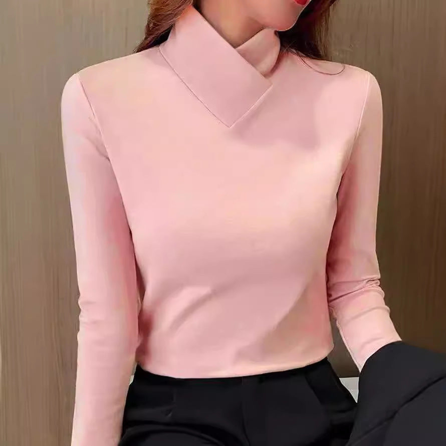 T-shirt manches longues col roulé rose clair, coupe ajustée.