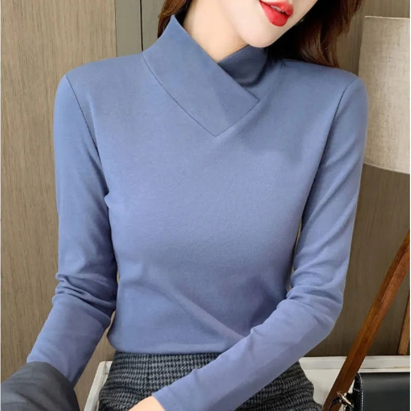 T-shirt manches longues col roulé bleu clair, coupe ajustée.