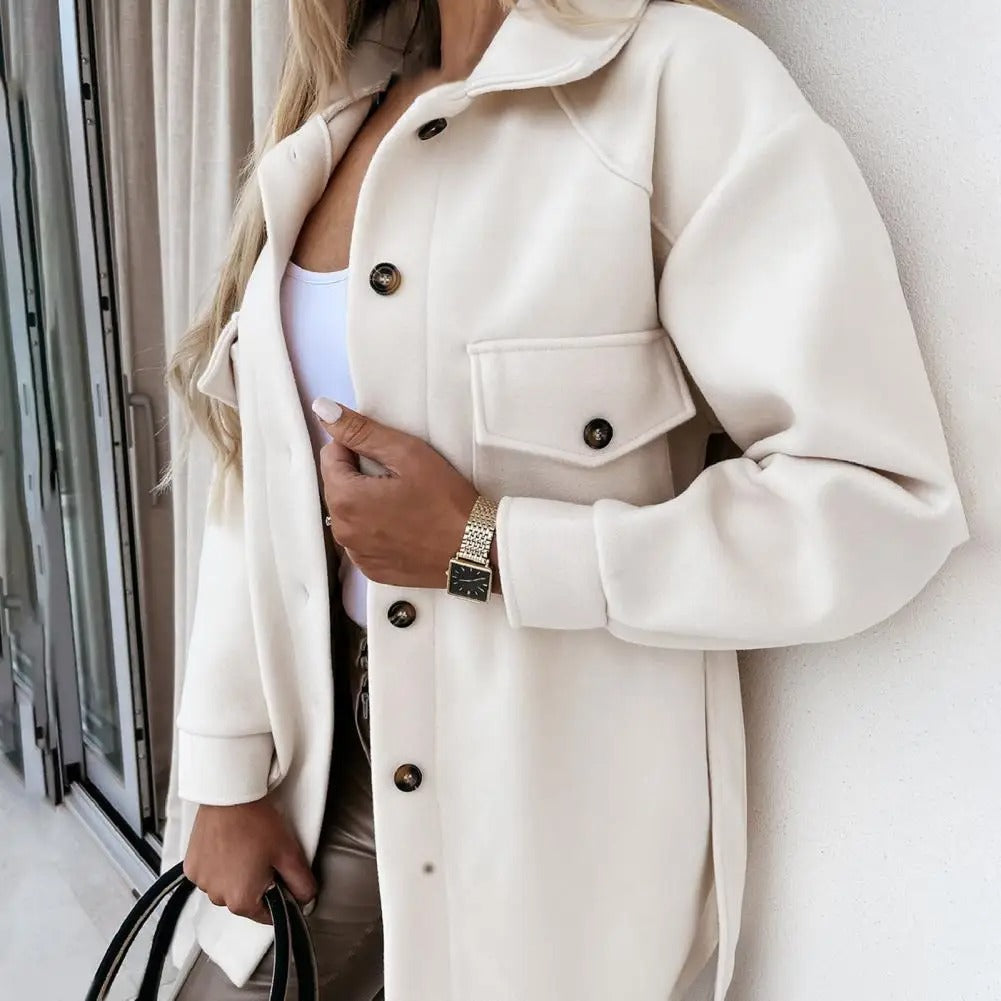 Manteau blanc cassé à patte de boutonnage, poches poitrine et col revers