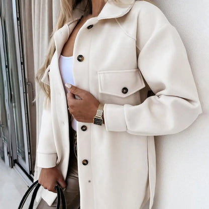 Manteau blanc cassé à patte de boutonnage, poches poitrine et col revers