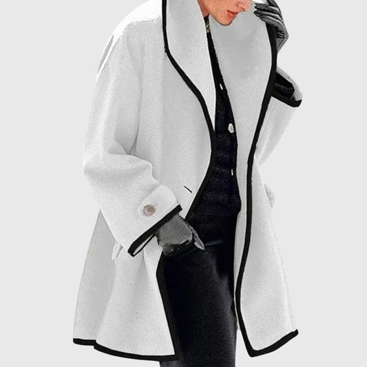 Veste en polaire blanche, col châle noir, patte boutonnée, manches longues.