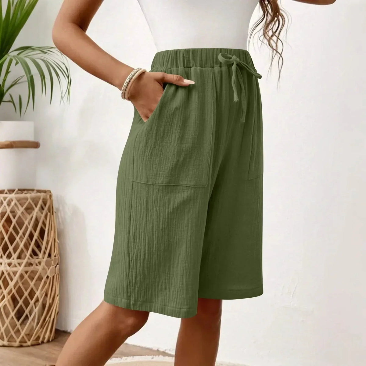 Short en coton et lin vert avec taille élastique et poches plaquées.