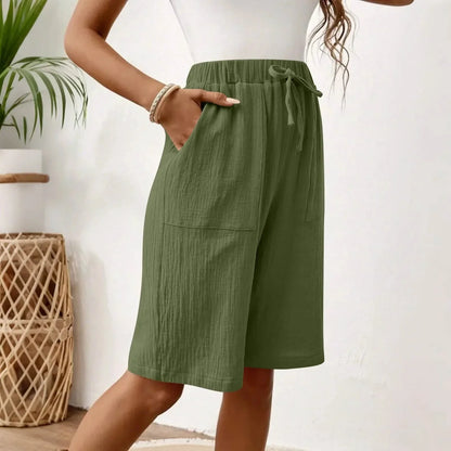 Short en coton et lin vert avec taille élastique et poches plaquées.