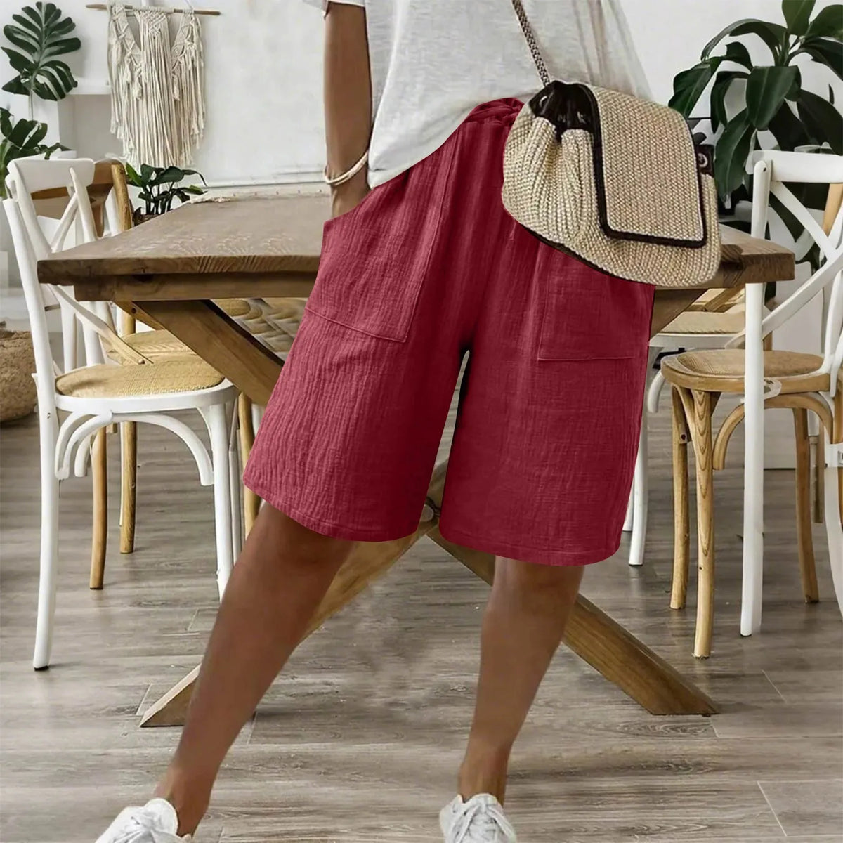 Short en coton et lin rouge bordeaux, taille élastique et poches plaquées.