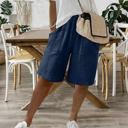 Short en coton et lin bleu marine, taille élastique et poches plaquées.