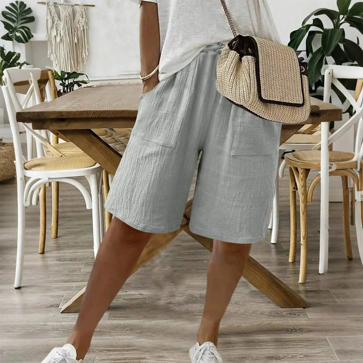 Short en coton et lin gris clair, taille élastique et poches plaquées.