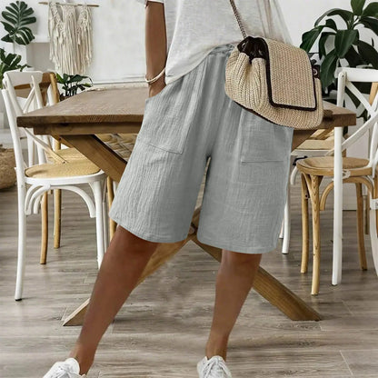 Short en coton et lin gris clair, taille élastique et poches plaquées.