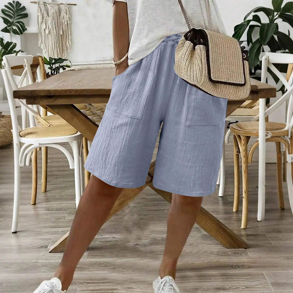 Short en coton et lin bleu clair, taille élastique et poches plaquées.