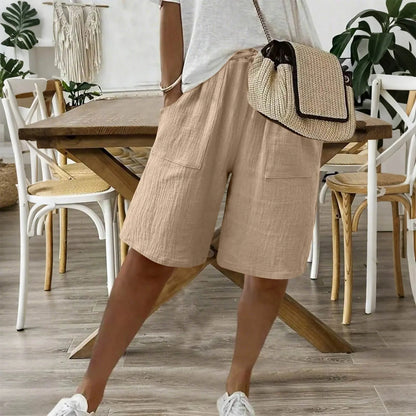 Short en coton et lin beige, taille élastique et poches plaquées.