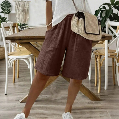 Short en coton et lin marron foncé, taille élastique et poches plaquées.