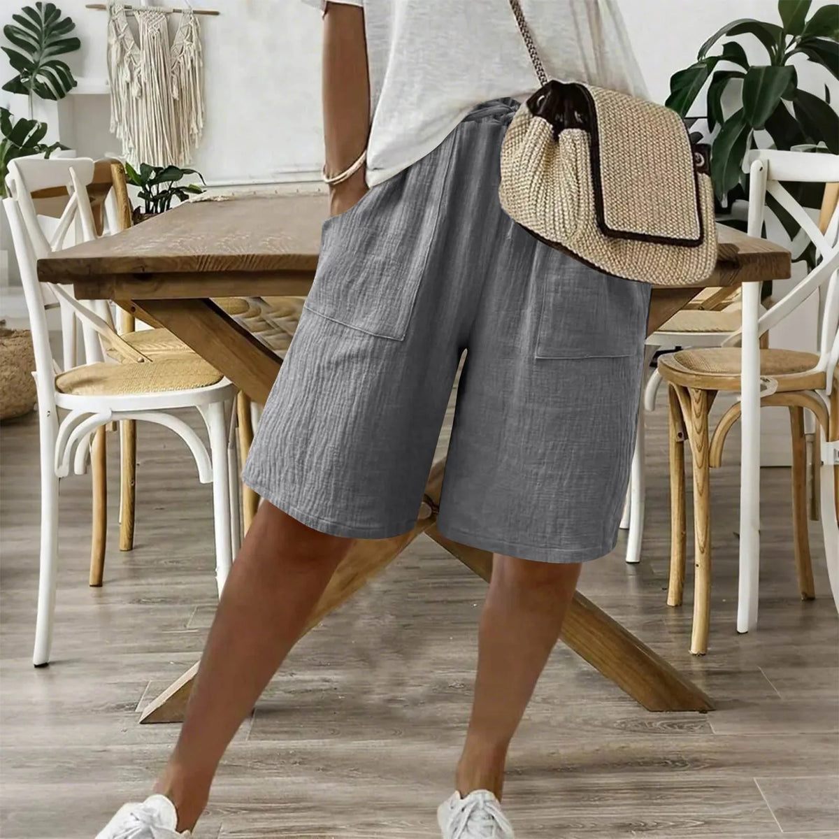 Short en coton et lin gris foncé, taille élastique et poches plaquées.