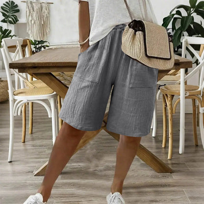 Short en coton et lin gris foncé, taille élastique et poches plaquées.