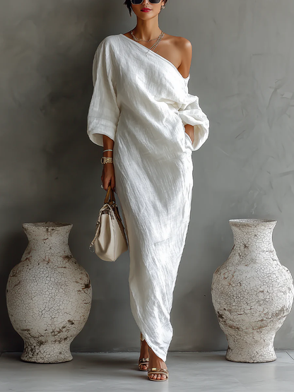 Robe maxi blanche asymétrique à une épaule, drapé sur le devant, manches trois-quarts