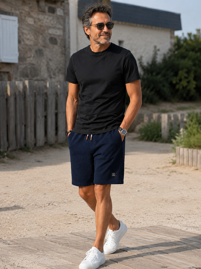 Short léger d’été NATHAN bleu foncé, taille élastique avec cordon, poches, étiquette