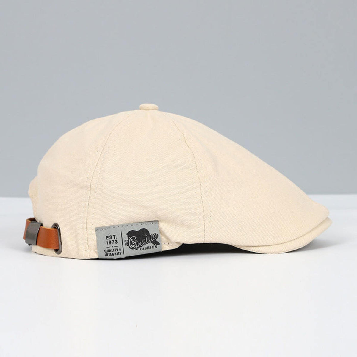 Casquette classique Bloom™ écru avec sangle brun gris et étiquette frontale.