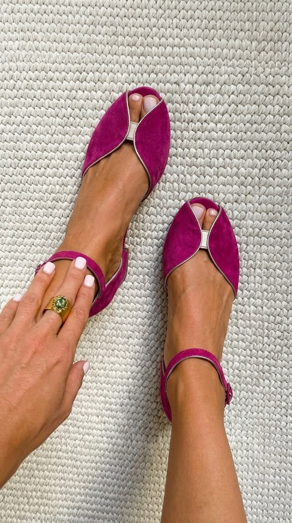 Sandales à bout ouvert fuchsia, brides fines avec boucles réglables.