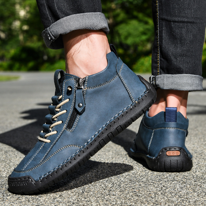 Chaussure nubuck bleu zippée portée, lacets et semelle épaisse sur sol extérieur