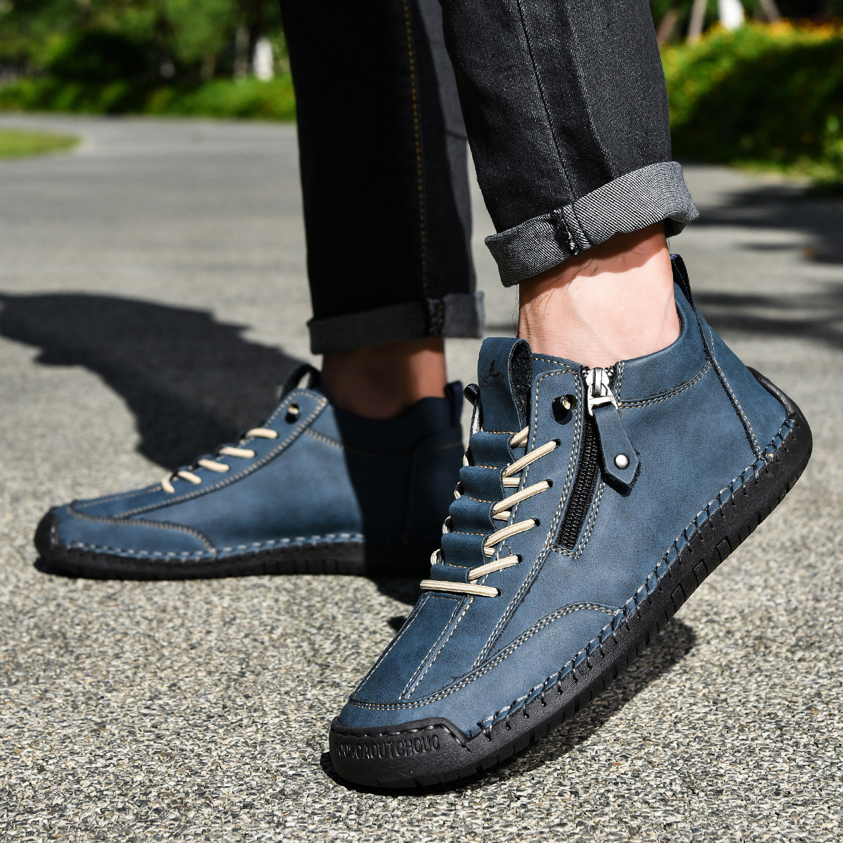 Chaussure homme nubuck bleu zippée avec lacets, portée, vue côté