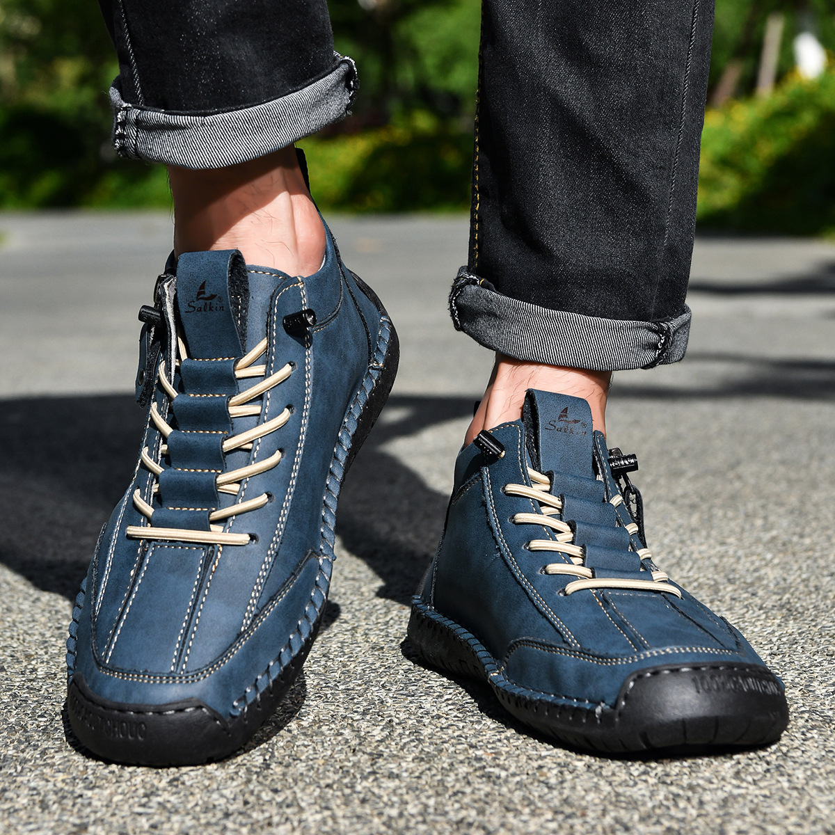 Paire de chaussures nubuck bleues zippées, lacets beige, semelle crantée portée