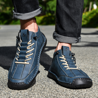 Paire de chaussures nubuck bleues zippées, lacets beige, semelle crantée portée