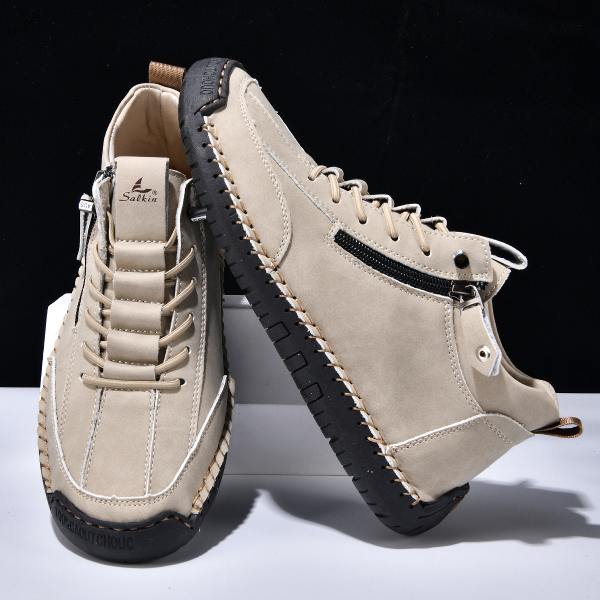 Chaussure nubuck sable zippée, lacets beige et semelle épaisse noire crantée