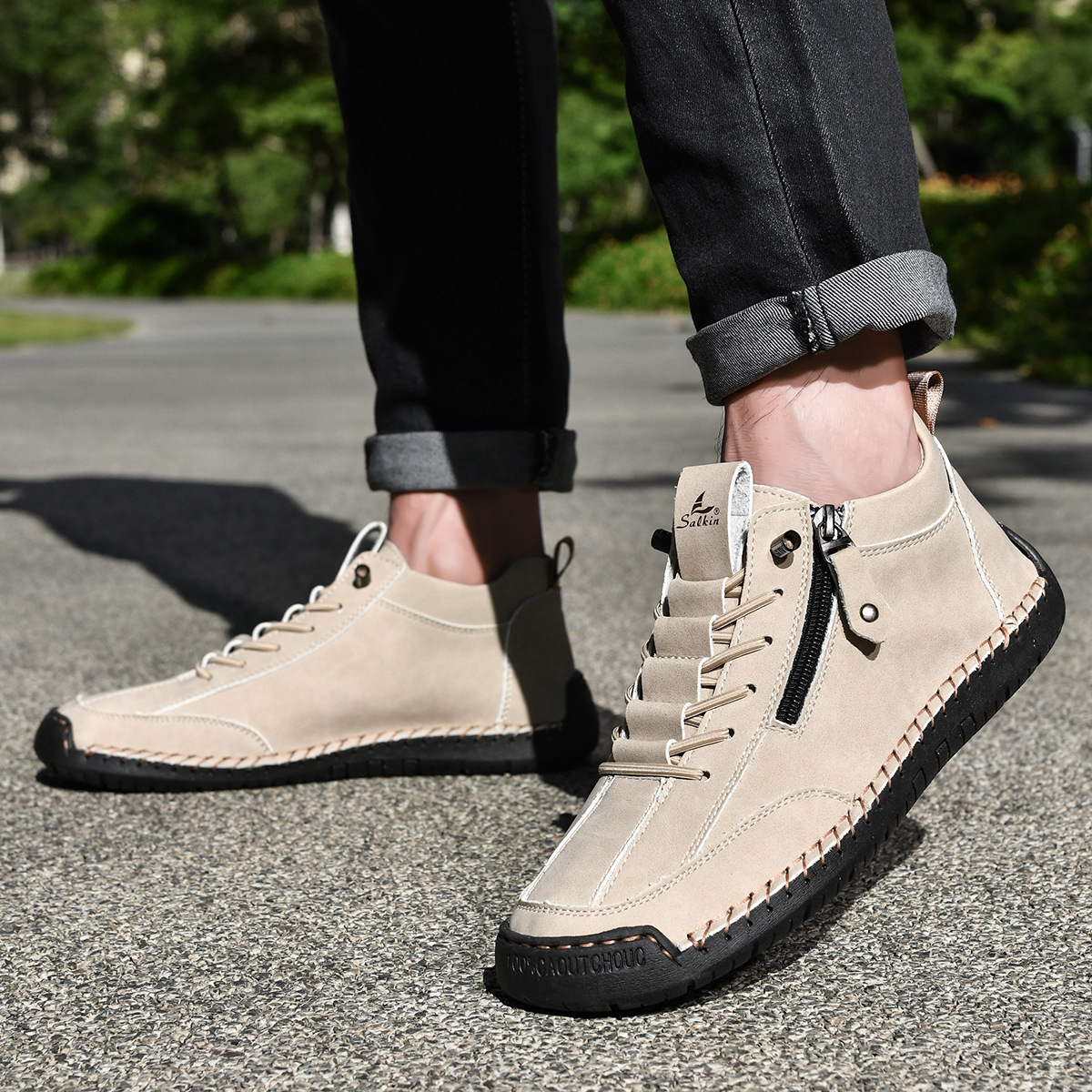 Chaussures nubuck sable zippées portées, lacets clairs et semelle crantée