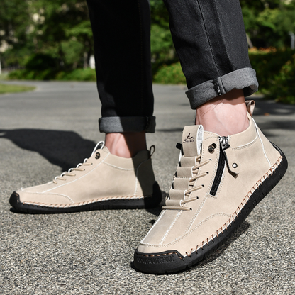 Chaussures nubuck sable zippées portées, lacets clairs et semelle crantée